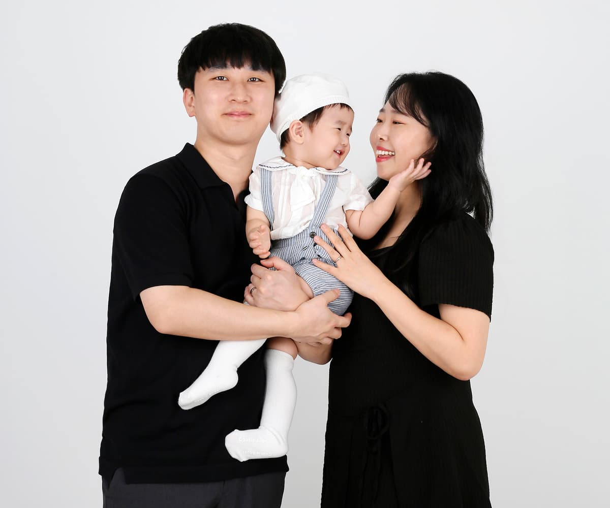 촬영본을 확인하며 가족에게 맞는 사진을 선택했습니다