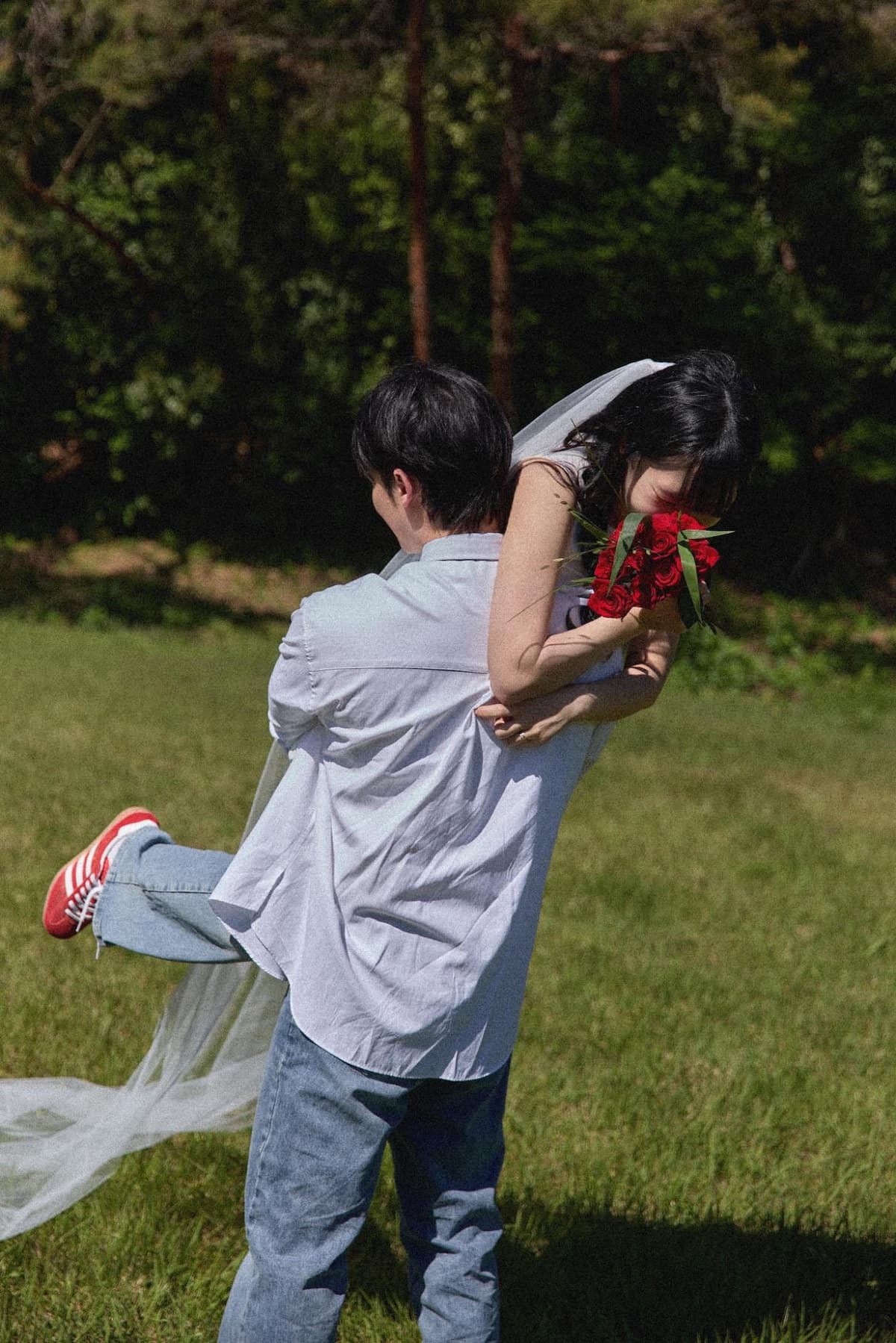 들판과 숲을 오가며 담은 베일과 부케, 손 위의 강아지 2