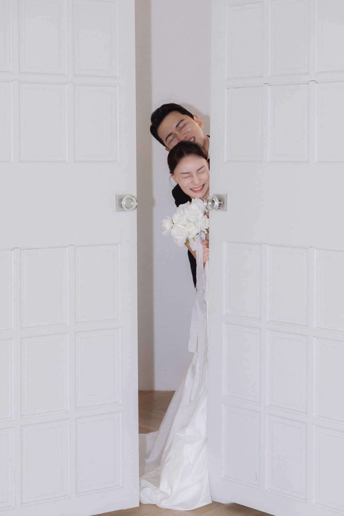 흰색 문 앞에서 장난스럽게 담은 장면 1
