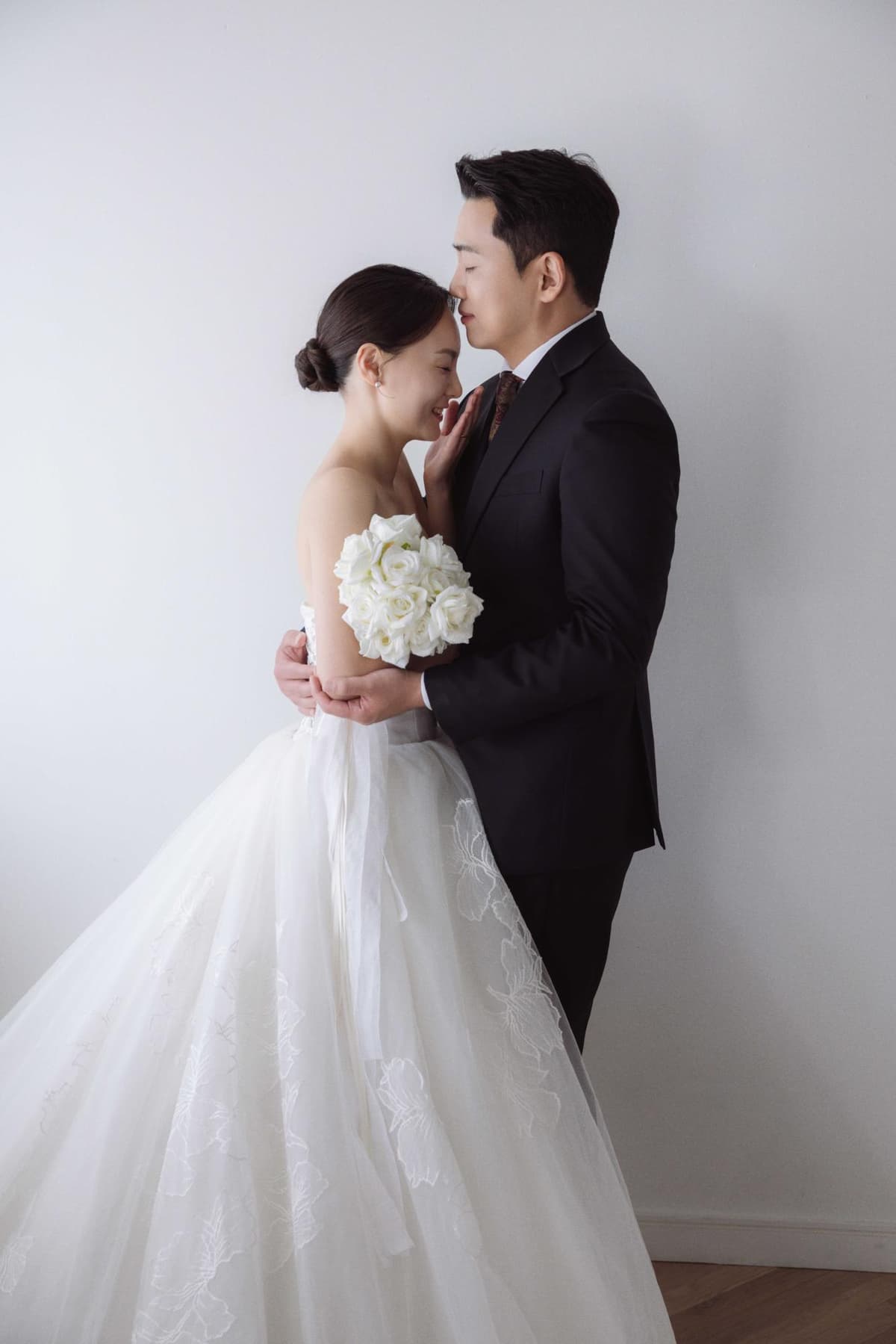 창가 자연광과 화이트 벽 앞에서 시작한 기본 동작 컷 4