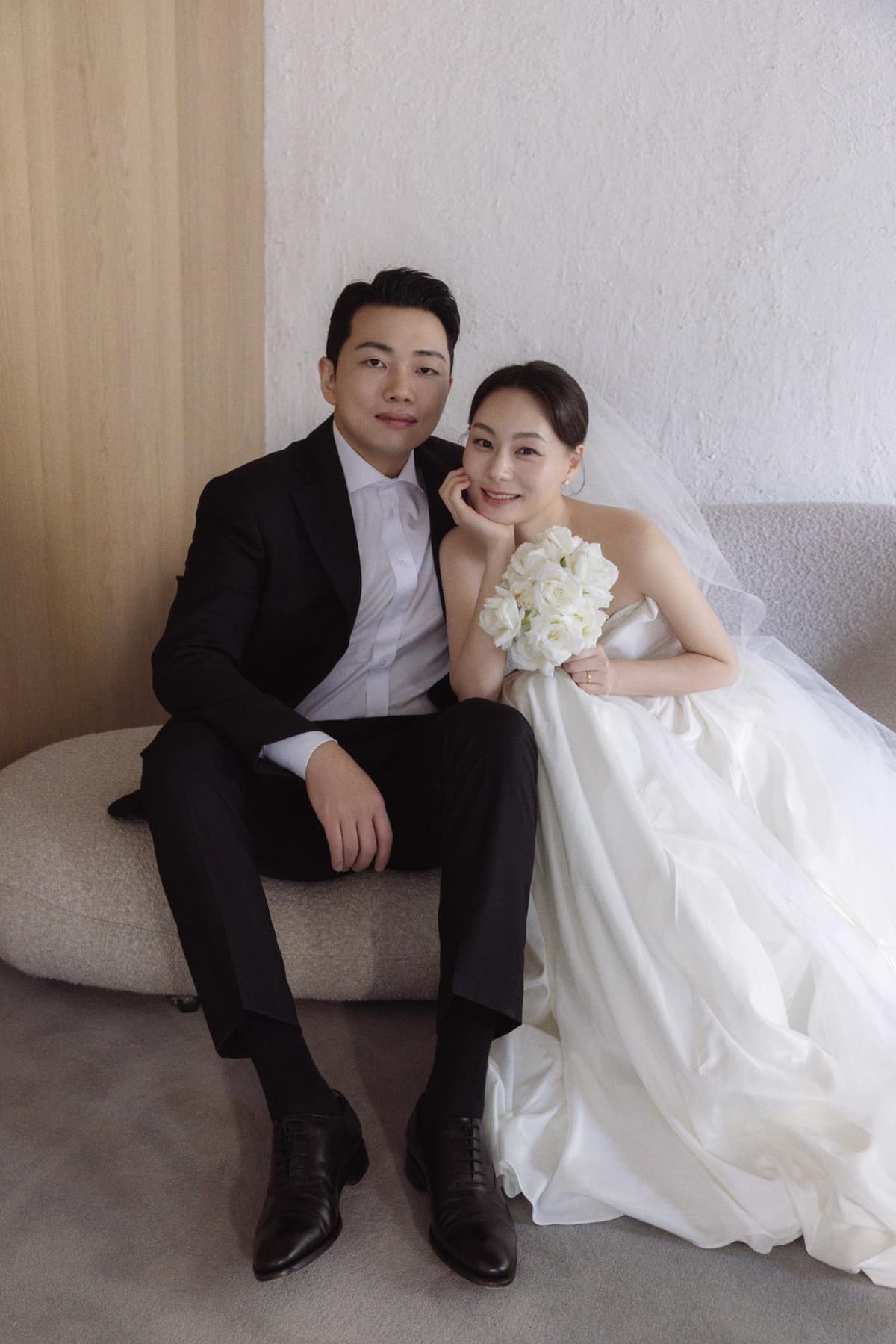 소파와 우드톤 배경, 화이트 드레스의 조화 1