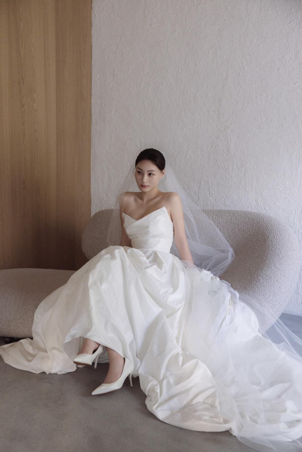 소파와 우드톤 배경, 화이트 드레스의 조화 2
