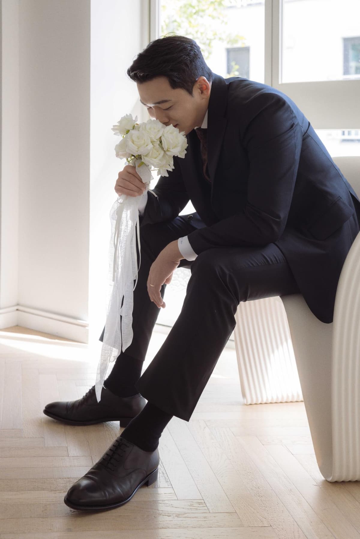 창가 자연광과 화이트 벽 앞에서 시작한 기본 동작 컷 1