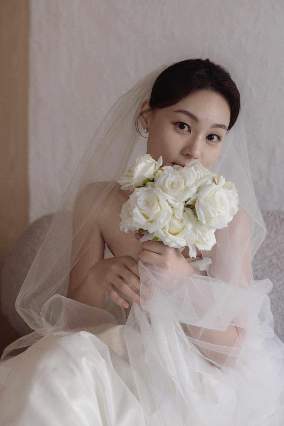 소파와 우드톤 배경, 화이트 드레스의 조화 3