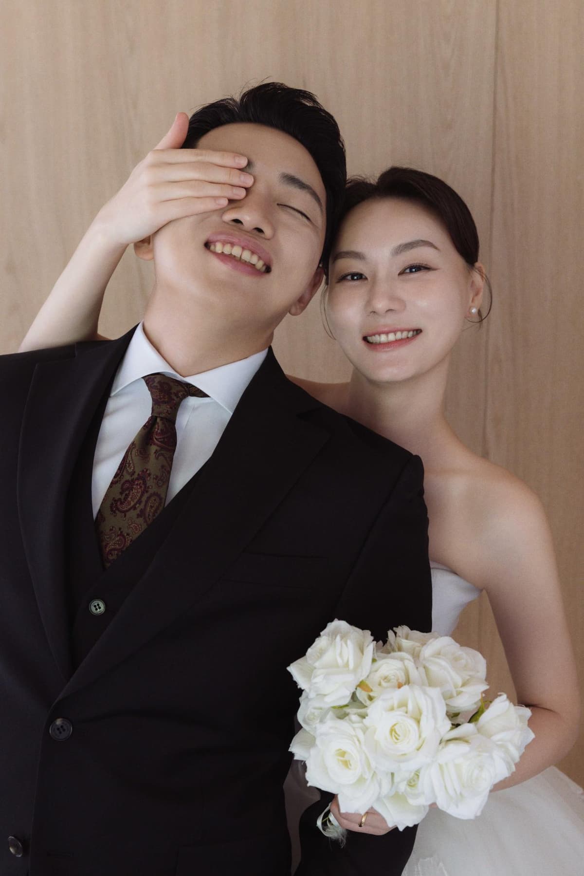 창가 자연광과 화이트 벽 앞에서 시작한 기본 동작 컷 3