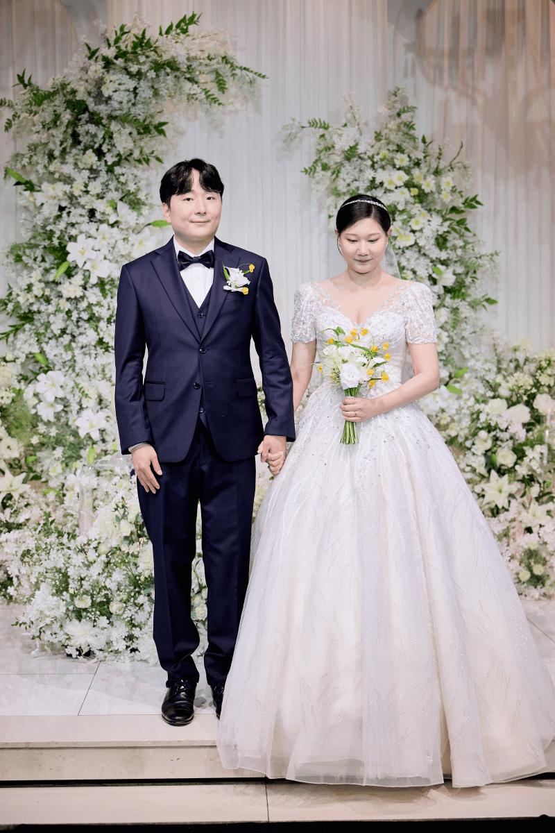 꽃 장식 앞 전신 컷과 홀 전체를 담은 와이드 컷 1