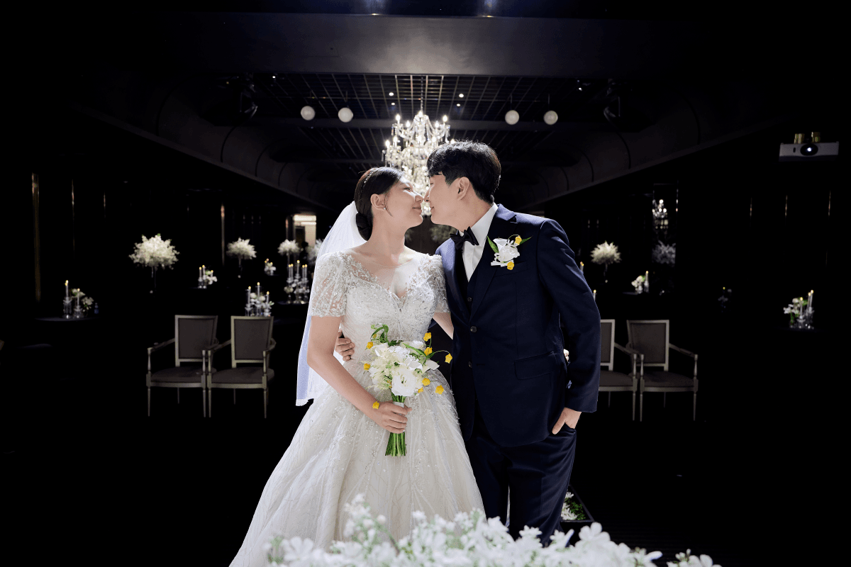 버진로드 위 입맞춤과 부케를 든 신랑신부 컷 1