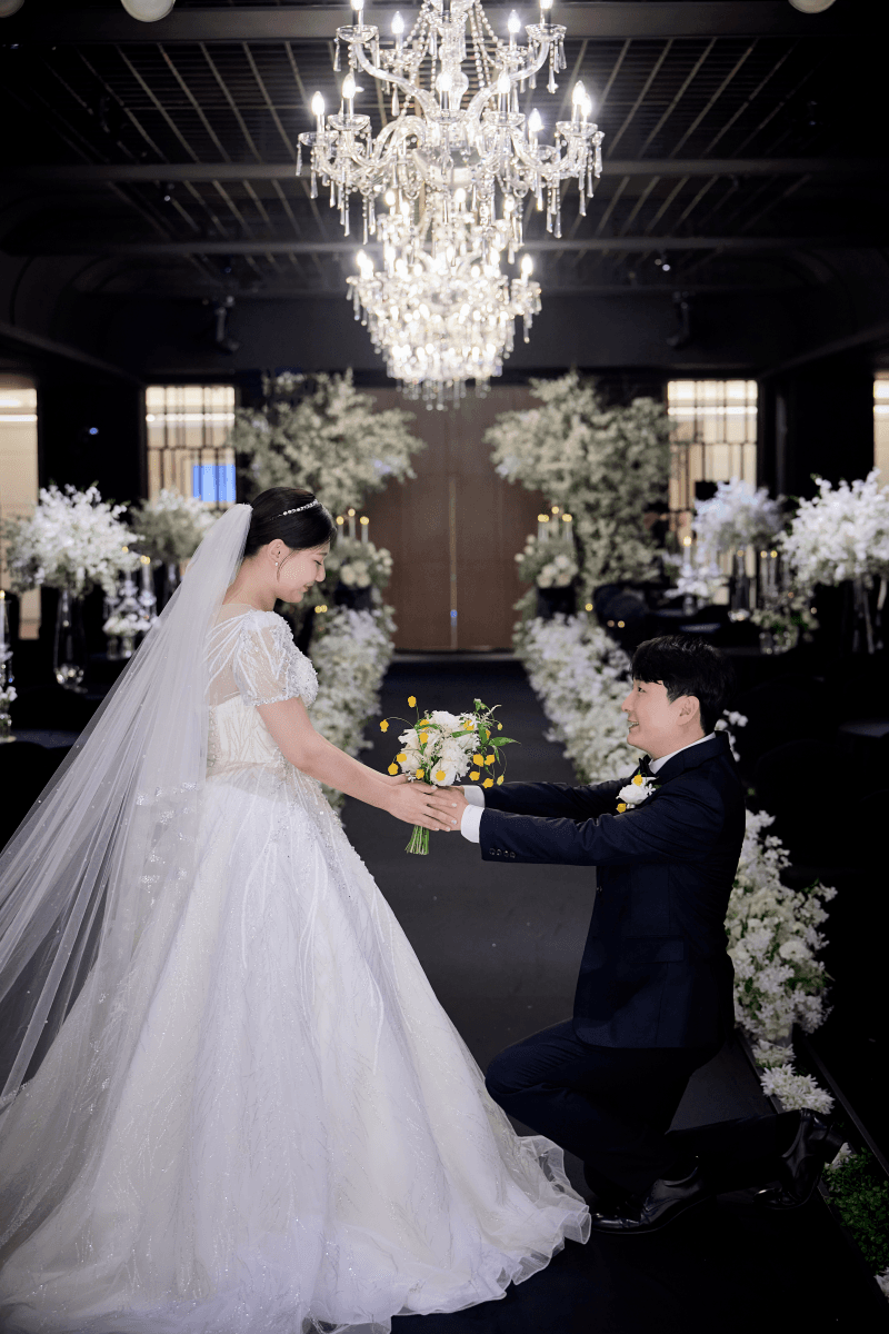 버진로드 위 입맞춤과 부케를 든 신랑신부 컷 3