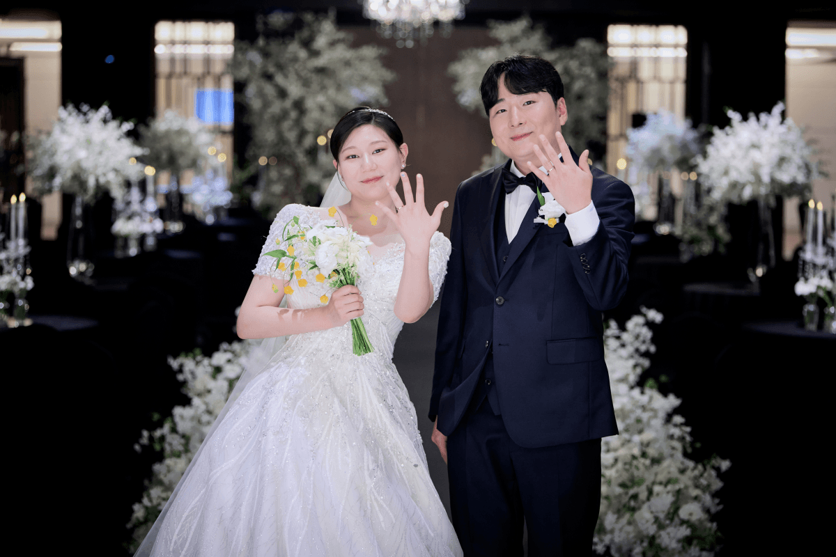 버진로드 위 입맞춤과 부케를 든 신랑신부 컷 5