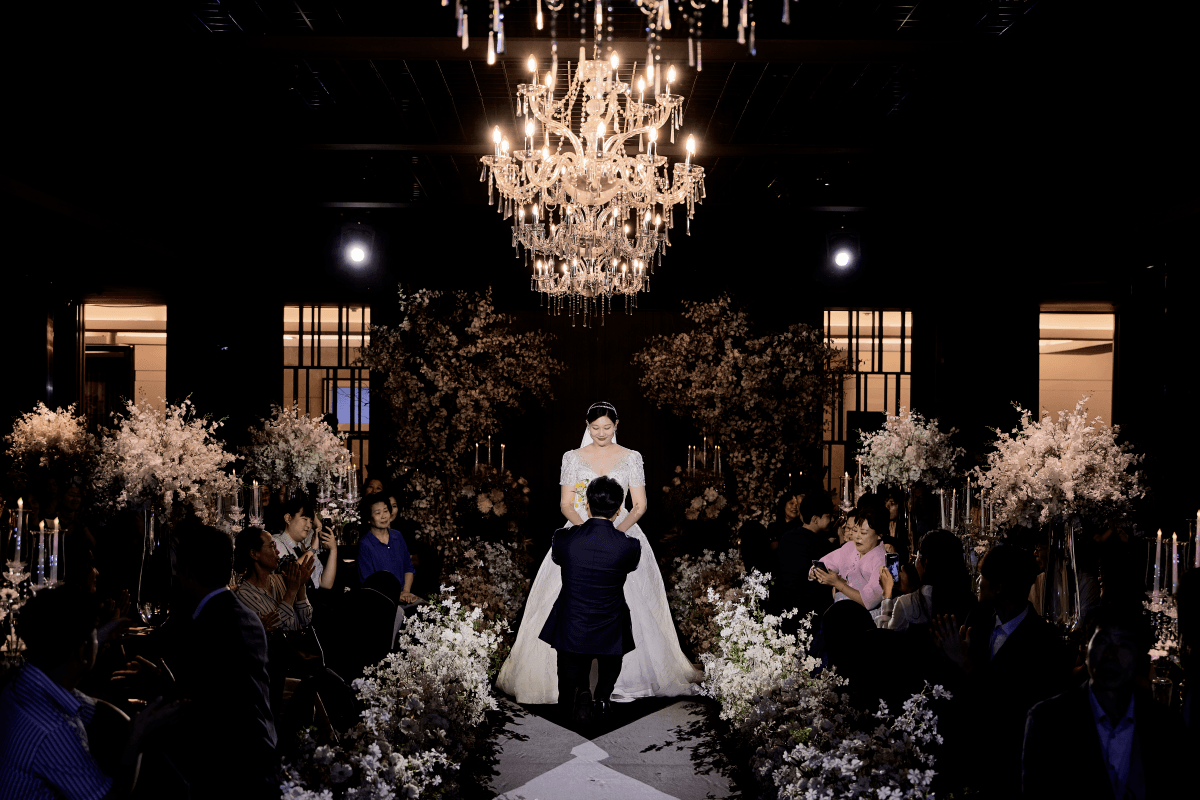 샹들리에 아래 어두운 홀에서 이어지는 예식 장면 2