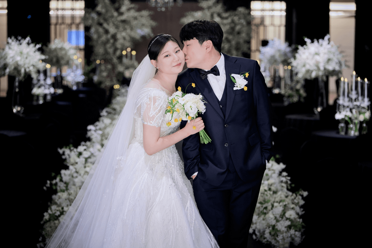 버진로드 위 입맞춤과 부케를 든 신랑신부 컷 4