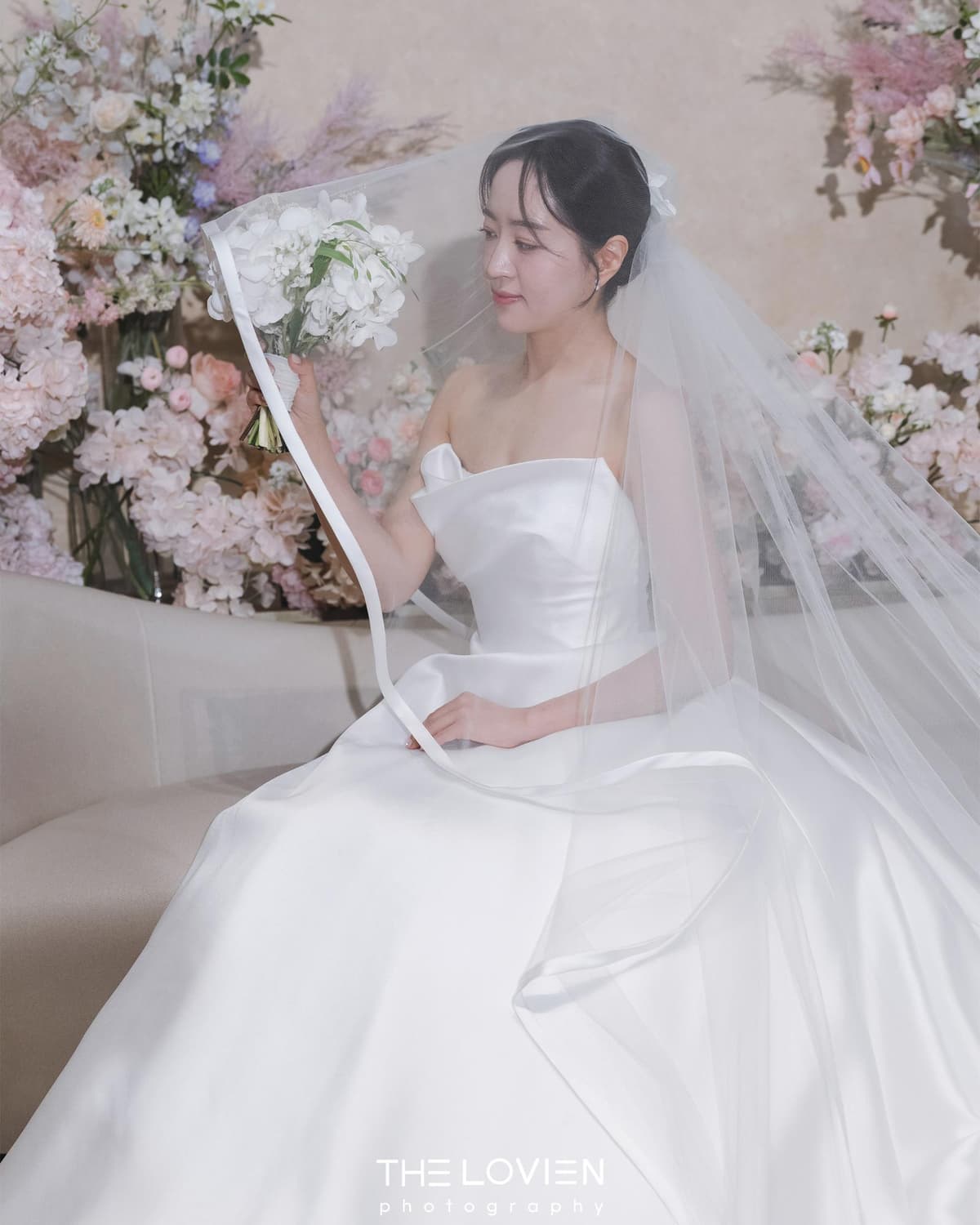 넓은 대기실에서의 신부님과 액자 사진 1