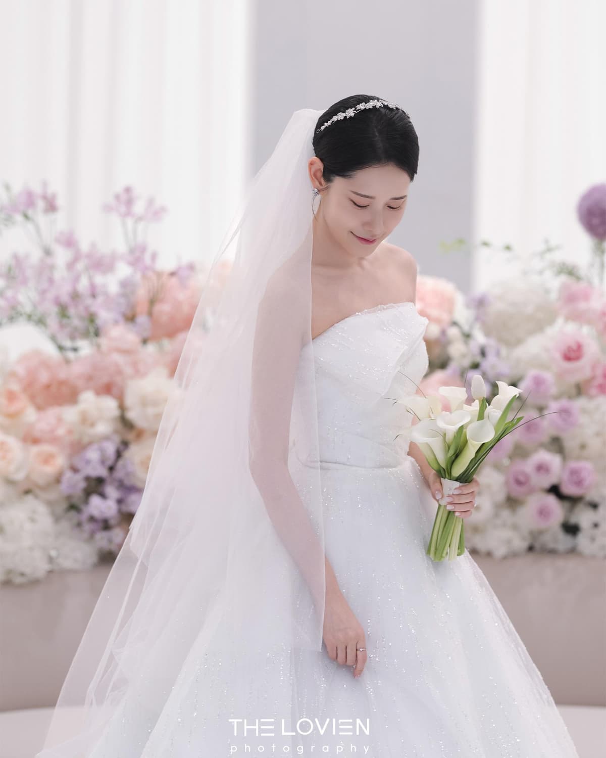 깔끔한 신부대기실과 화이트피치톤 꽃 장식 앞 신부님 1