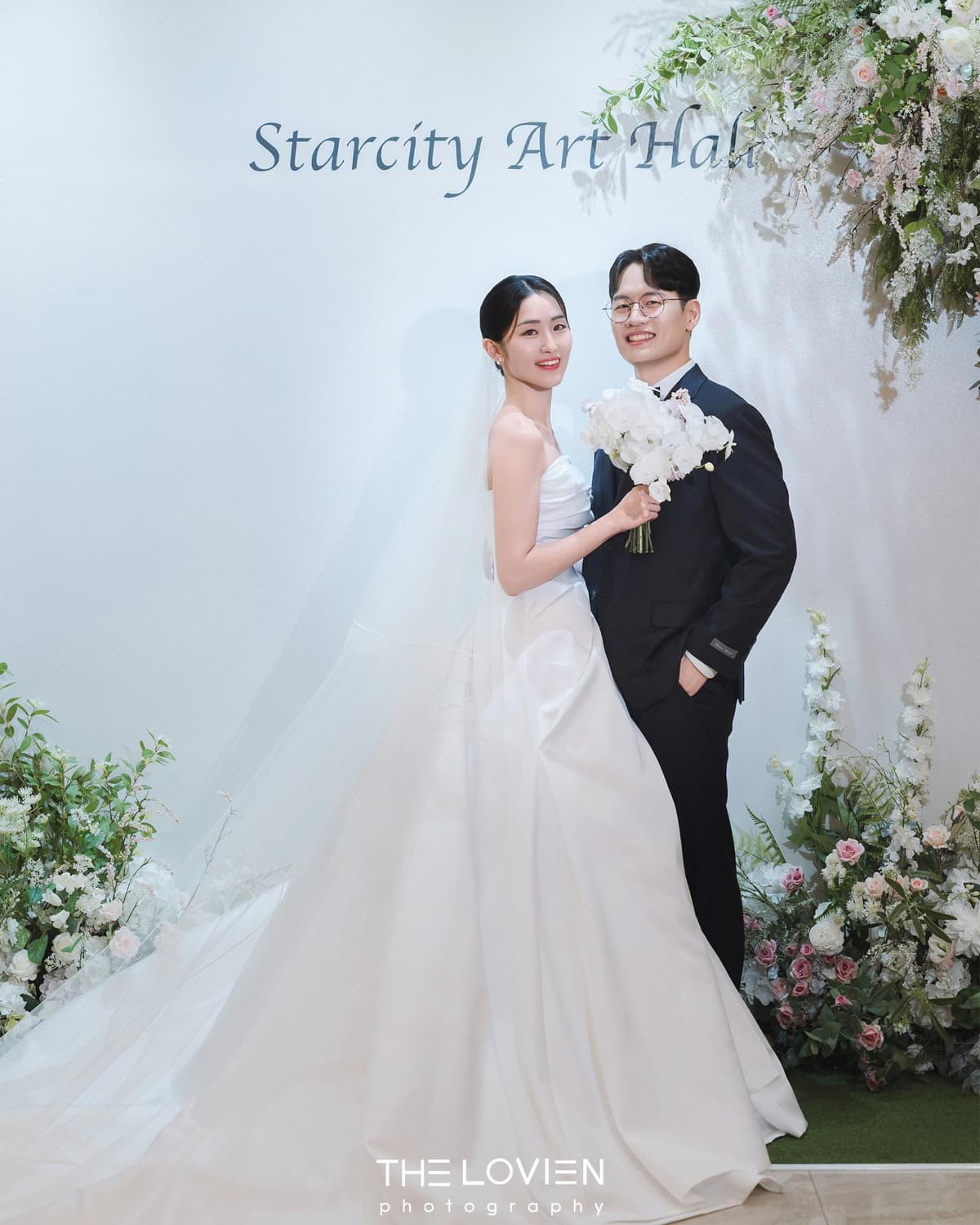 스타시티아트홀 간판 앞에서 담은 화이트톤 컷 2