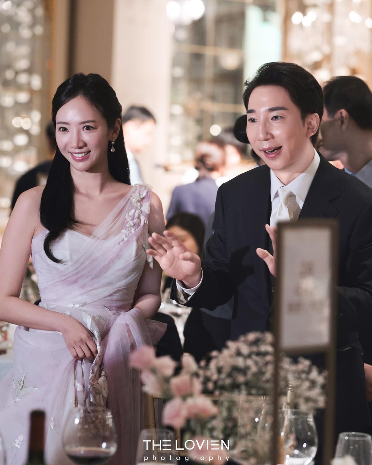 2부 예식에서 핑크빛 드레스로 담은 장면 3