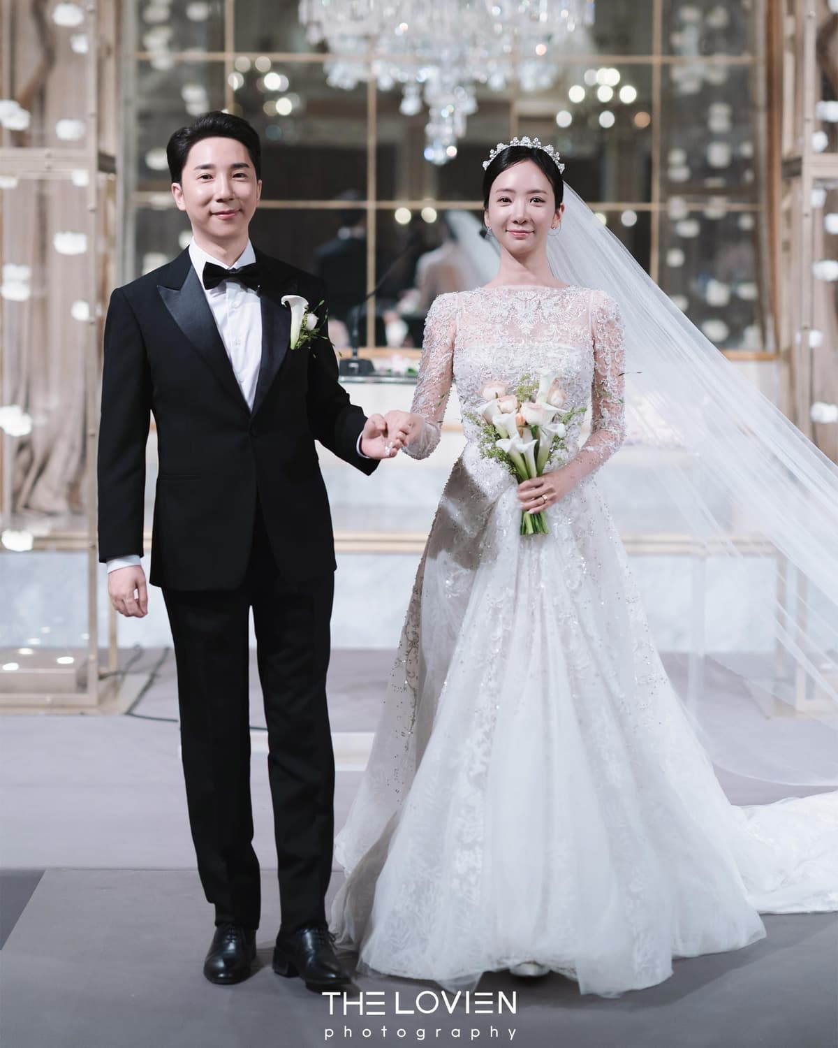 샹들리에 아래 셀레나홀에서 담은 신랑신부와 드레스 디테일 1