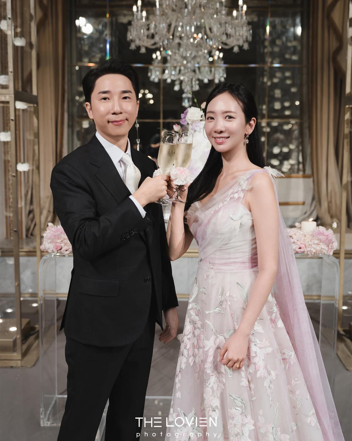 샹들리에 아래 셀레나홀에서 담은 신랑신부와 드레스 디테일 2