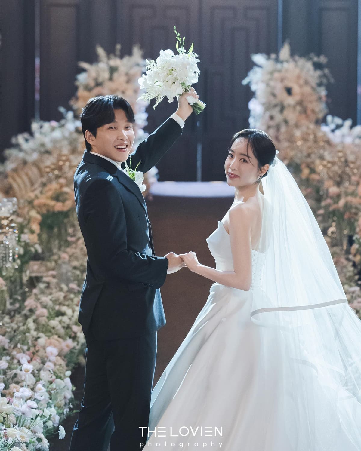 꽃장식 사이 버진로드에서 마주 보는 신랑 신부 컷 3