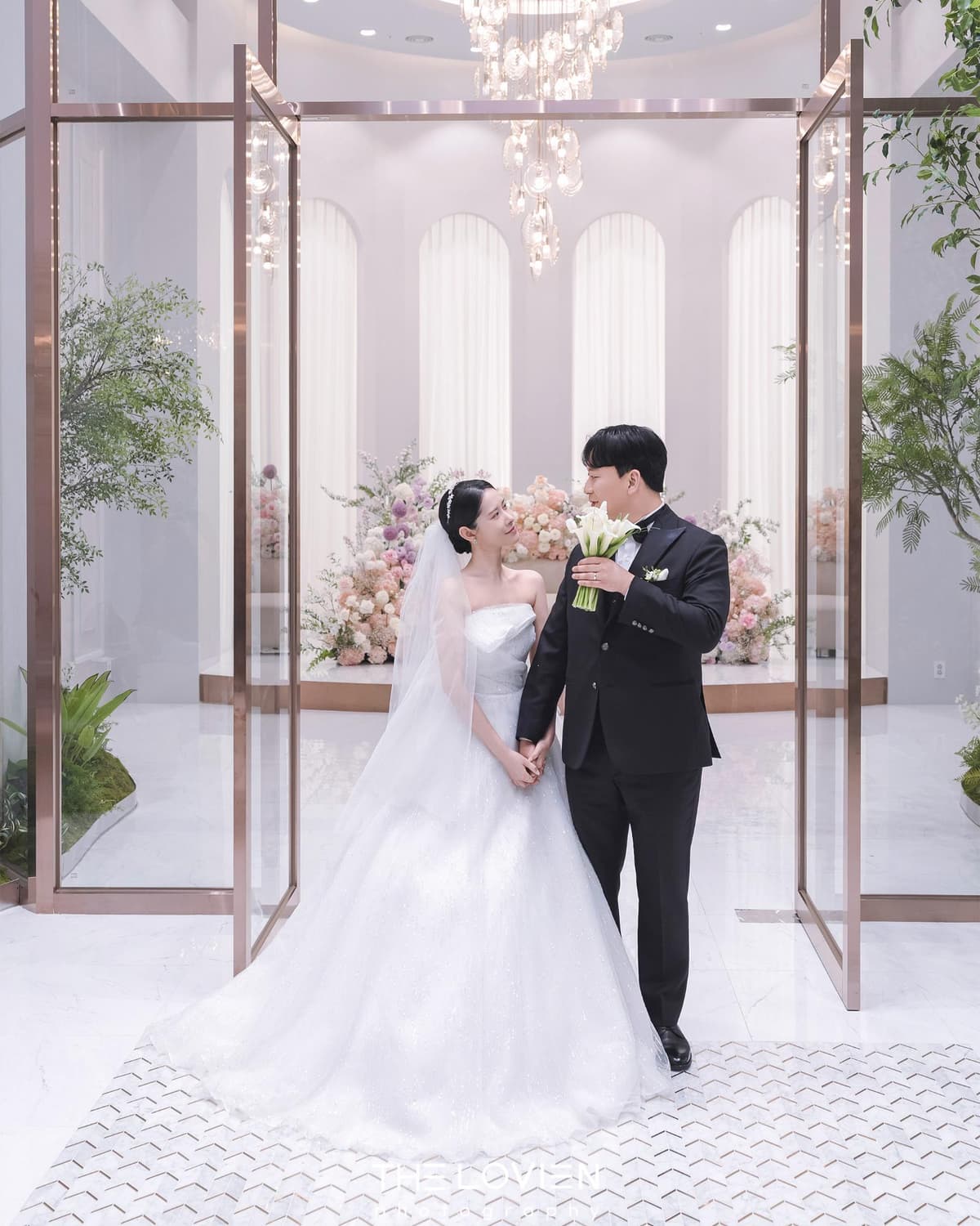 화이트 로비와 꽃 테이블 앞에서 담은 연출 컷 3