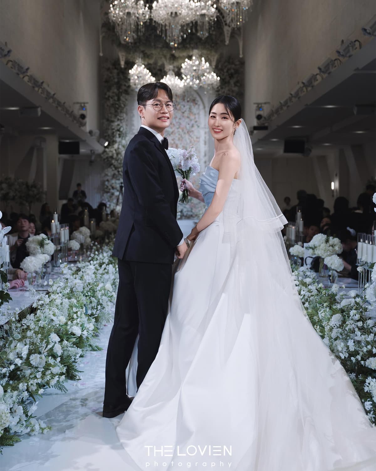 긴 버진로드와 꽃잎이 날리는 예식 장면 1