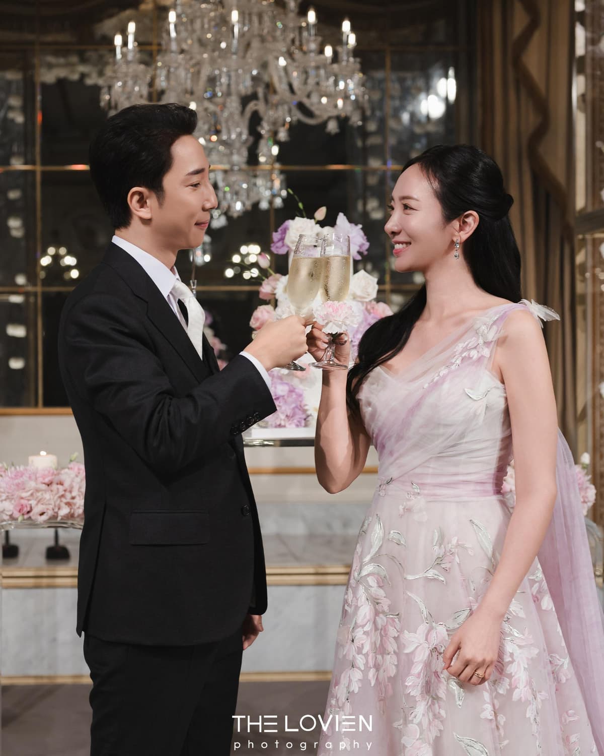 2부 예식에서 핑크빛 드레스로 담은 장면 4
