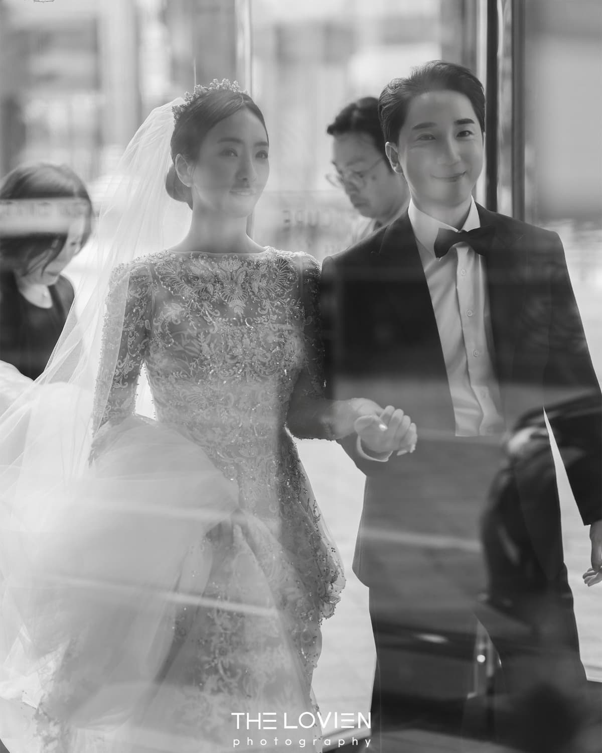 샹들리에 아래 셀레나홀에서 담은 신랑신부와 드레스 디테일 4