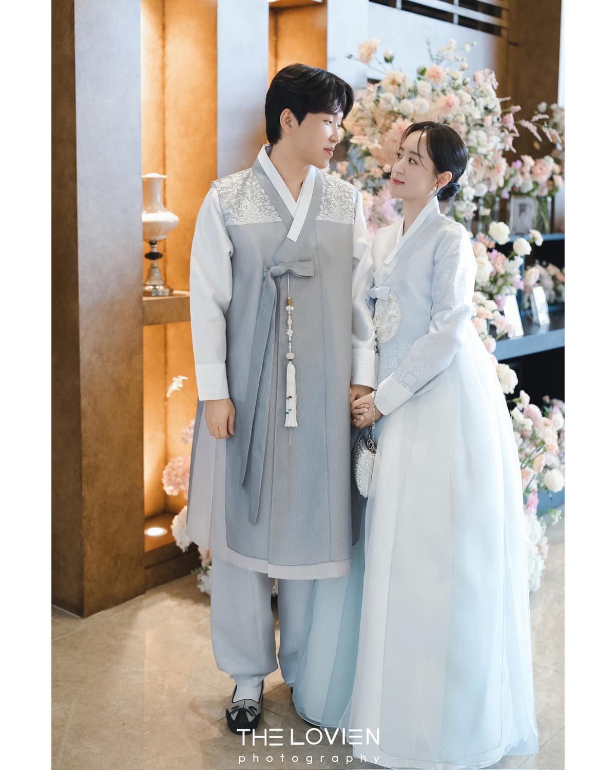 한복 컷과 꽃으로 둘러싸인 그랜드볼룸홀 전경 1