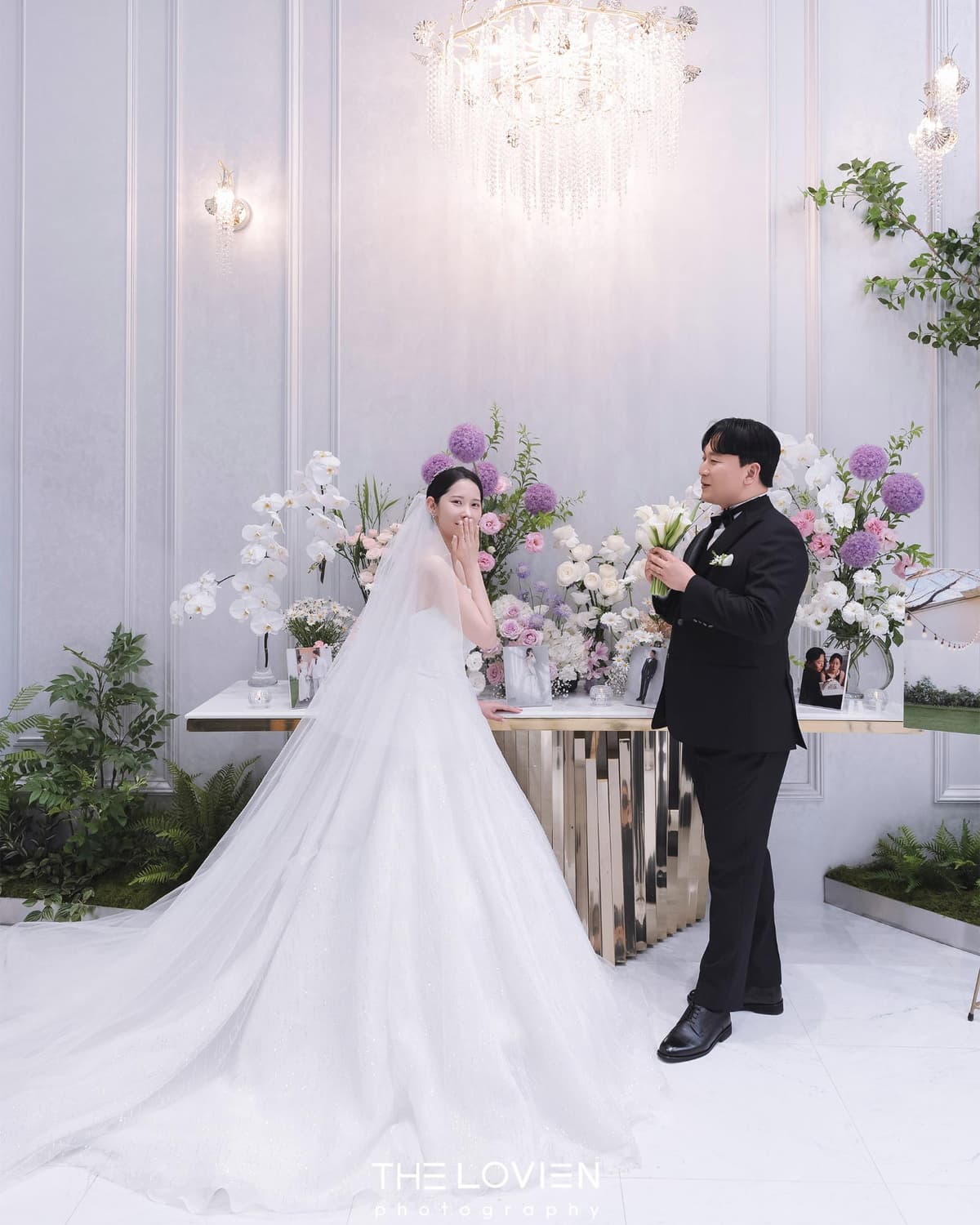 화이트 로비와 꽃 테이블 앞에서 담은 연출 컷 2
