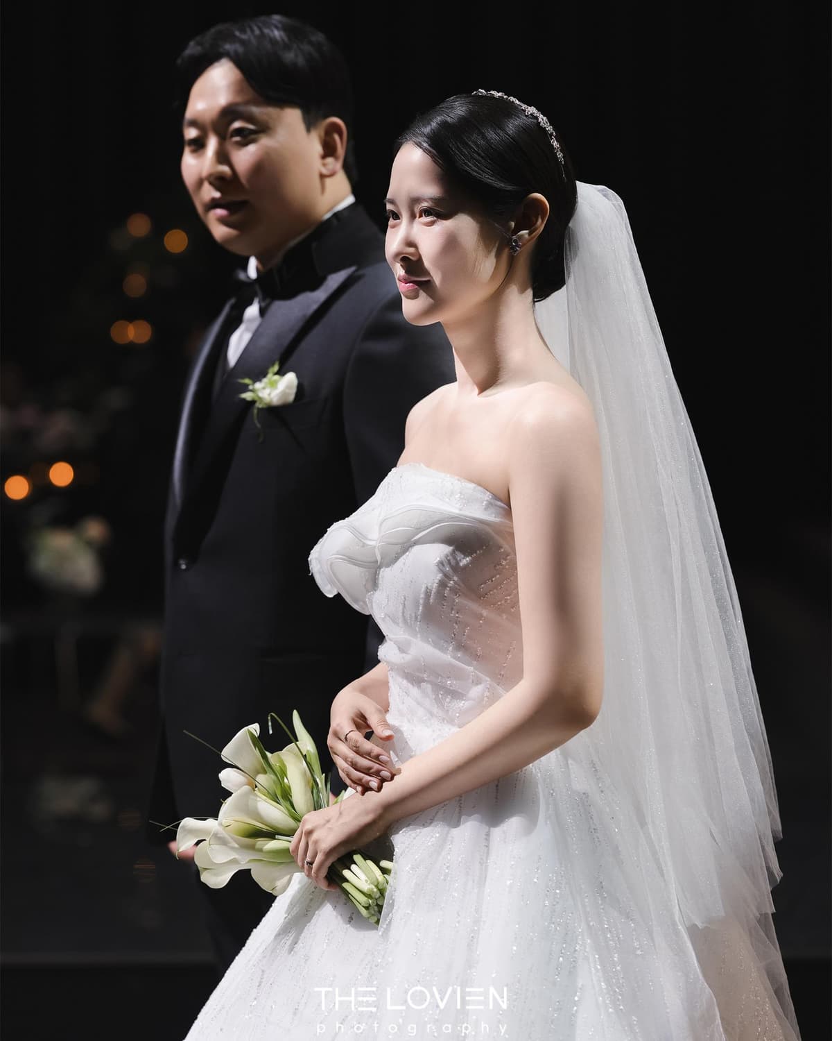 어두운 홀 입구에서 담은 신랑 신부의 표정 2
