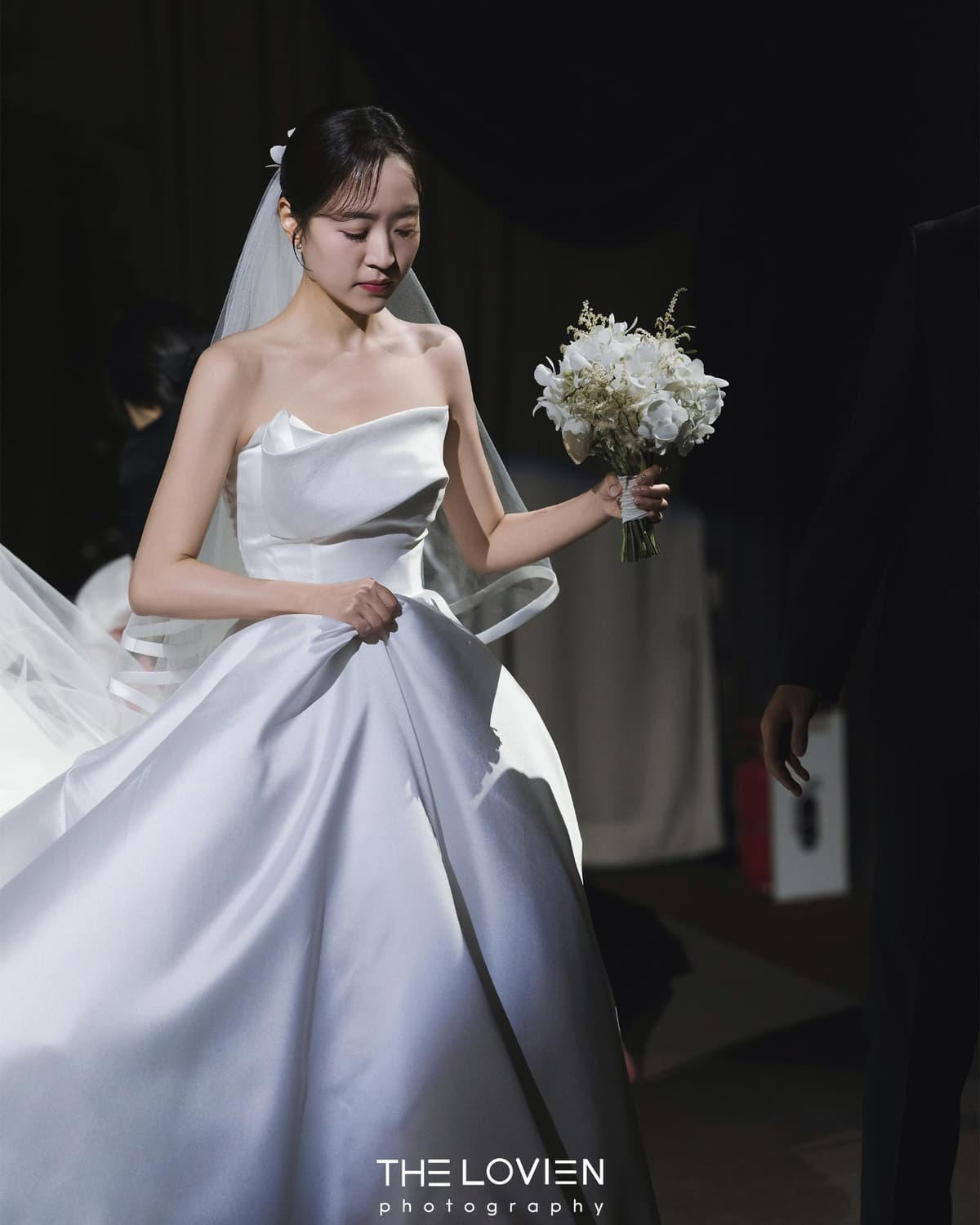 커튼 앞과 어두운 홀에서 담은 두 분의 장면 4