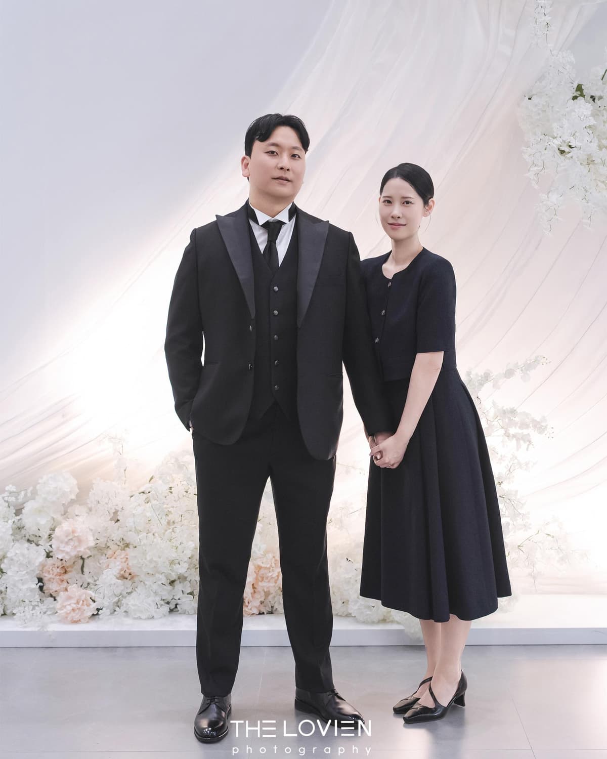 꽃기둥 사이 단상과 거대한 스크린, 커튼 연출 4