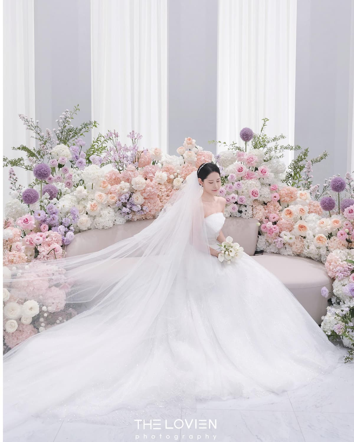 화이트 로비와 꽃 테이블 앞에서 담은 연출 컷 1