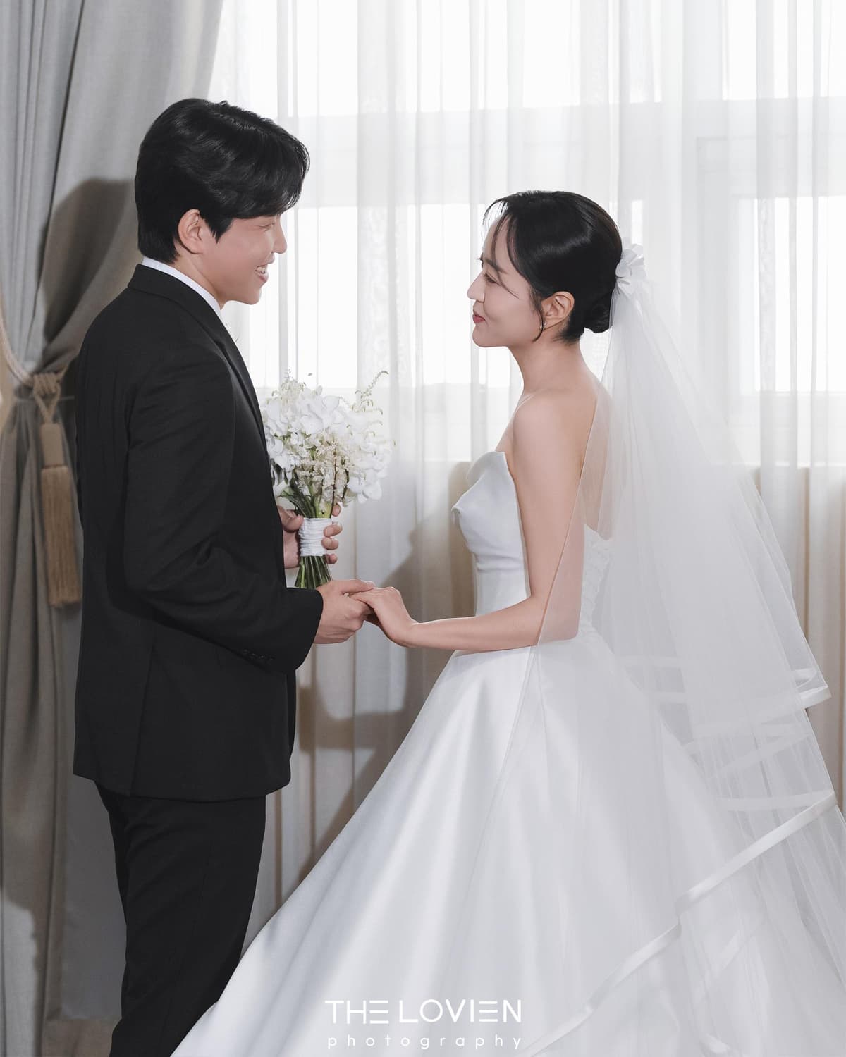 커튼 앞과 어두운 홀에서 담은 두 분의 장면 2