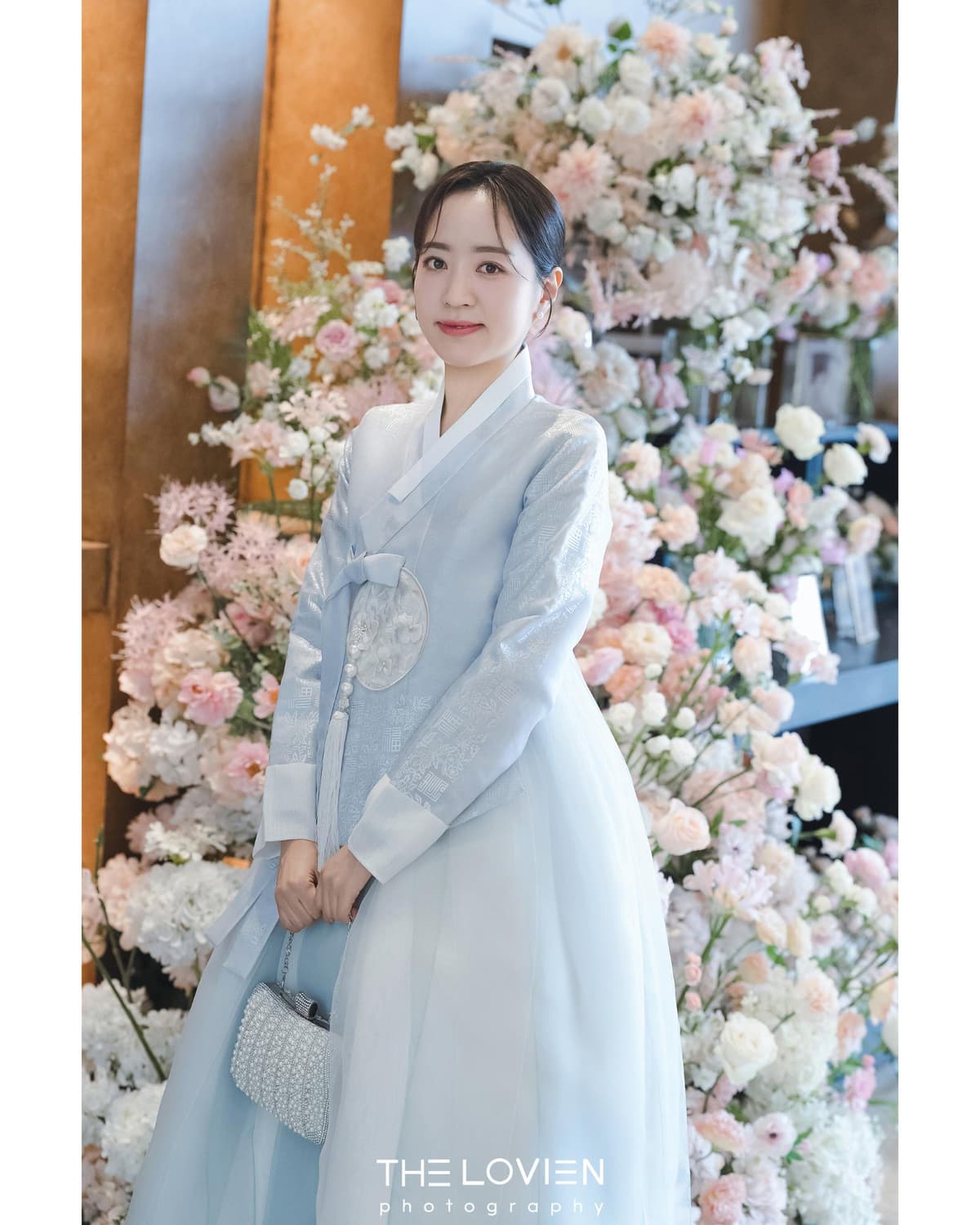 한복 컷과 꽃으로 둘러싸인 그랜드볼룸홀 전경 5