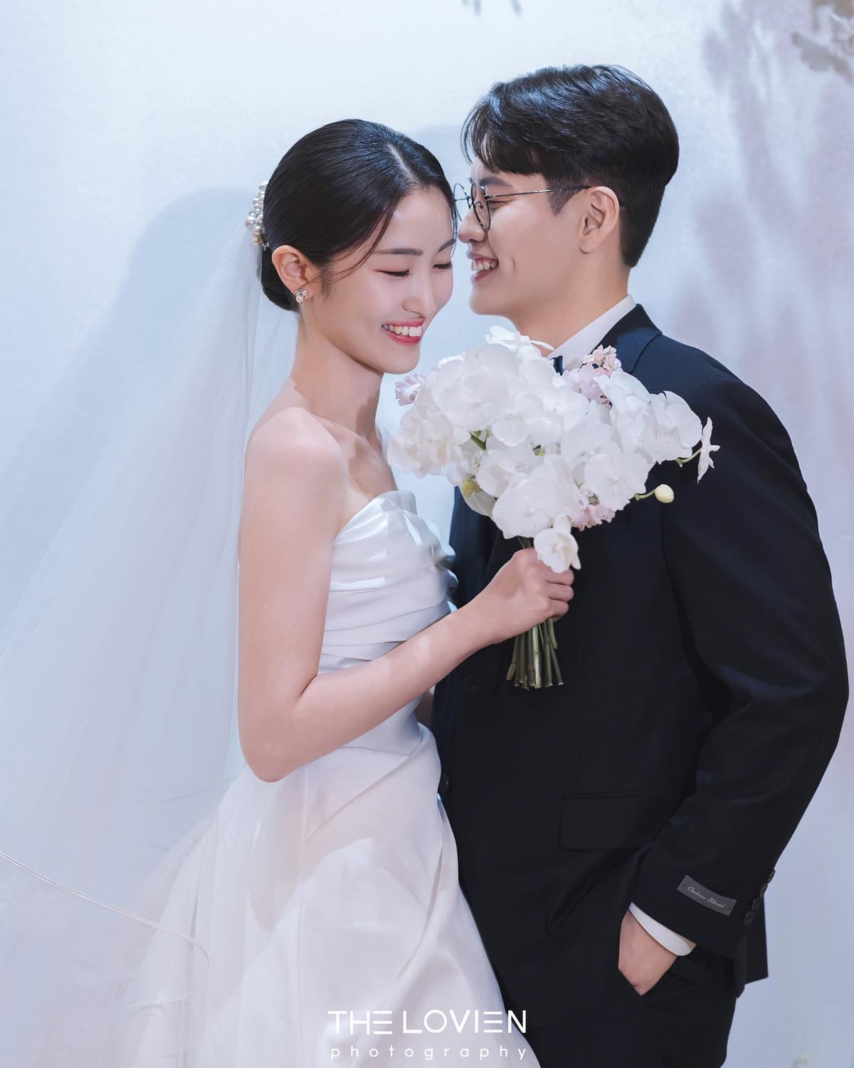 대기실 꽃 장식 앞 신부님과 부토니에르를 단 신랑님 2