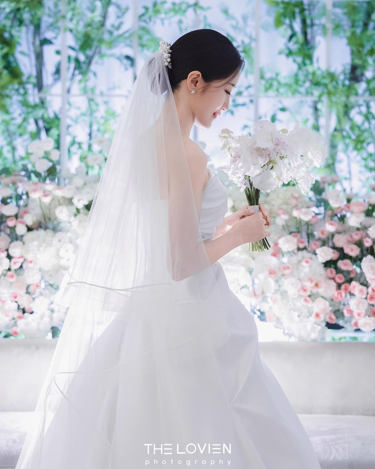 긴 버진로드와 꽃잎이 날리는 예식 장면 3