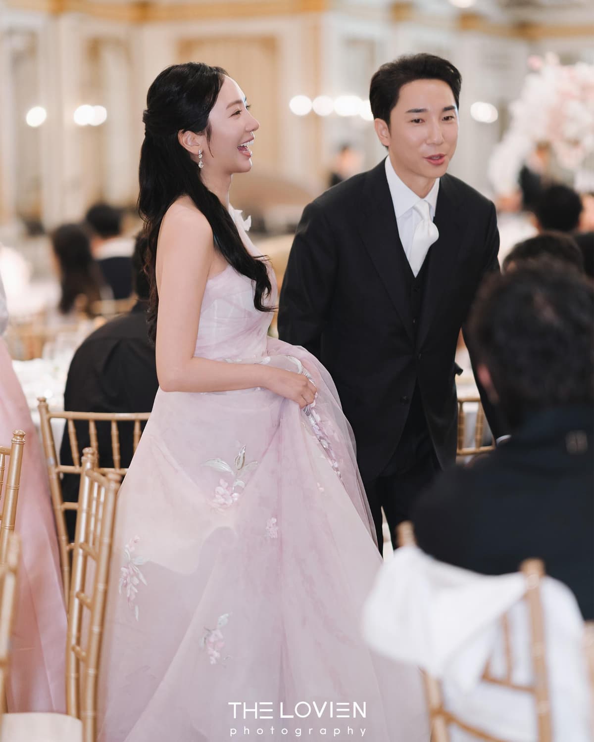 2부 예식에서 핑크빛 드레스로 담은 장면 1