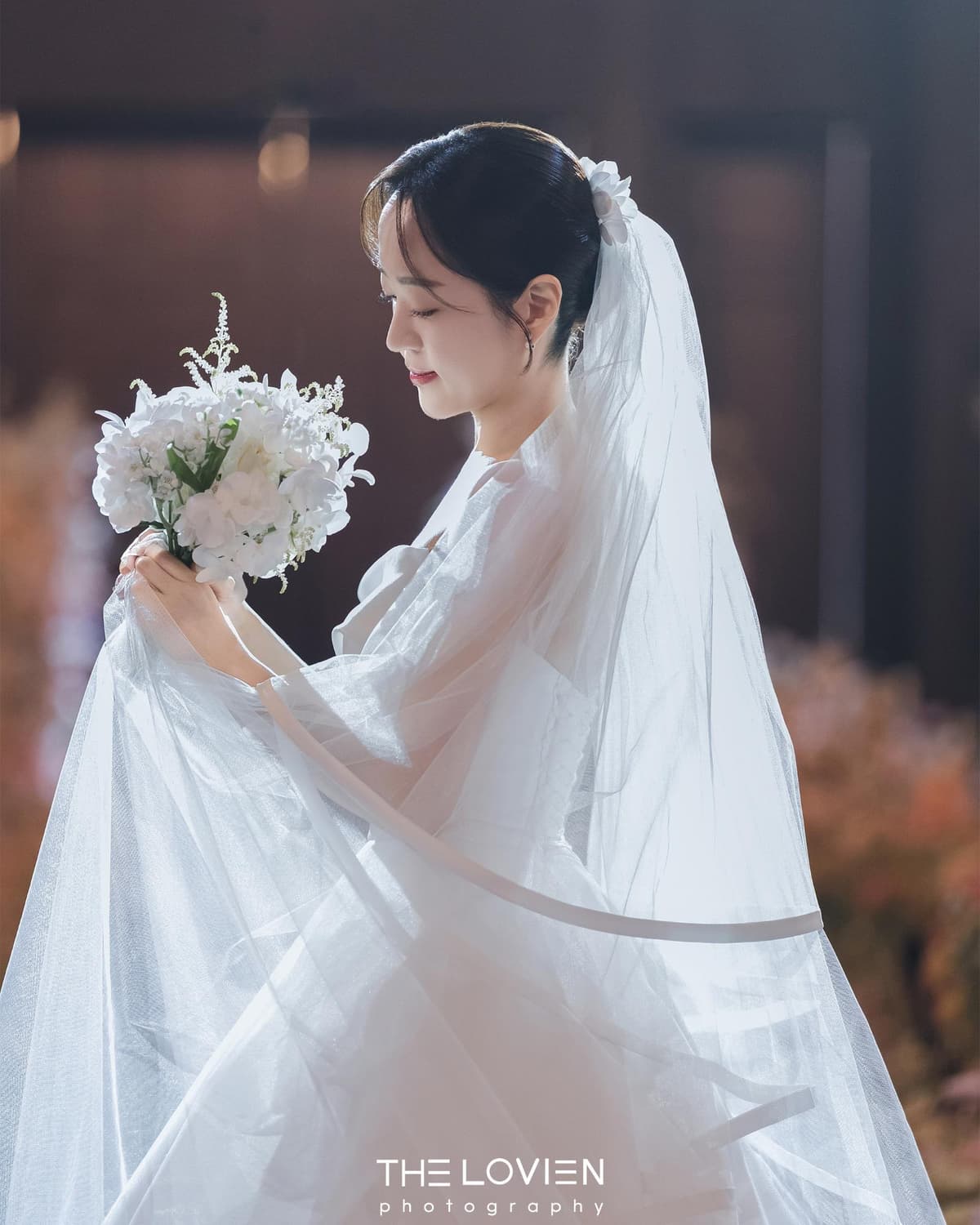 베일과 부케를 든 신부님 클로즈업 1