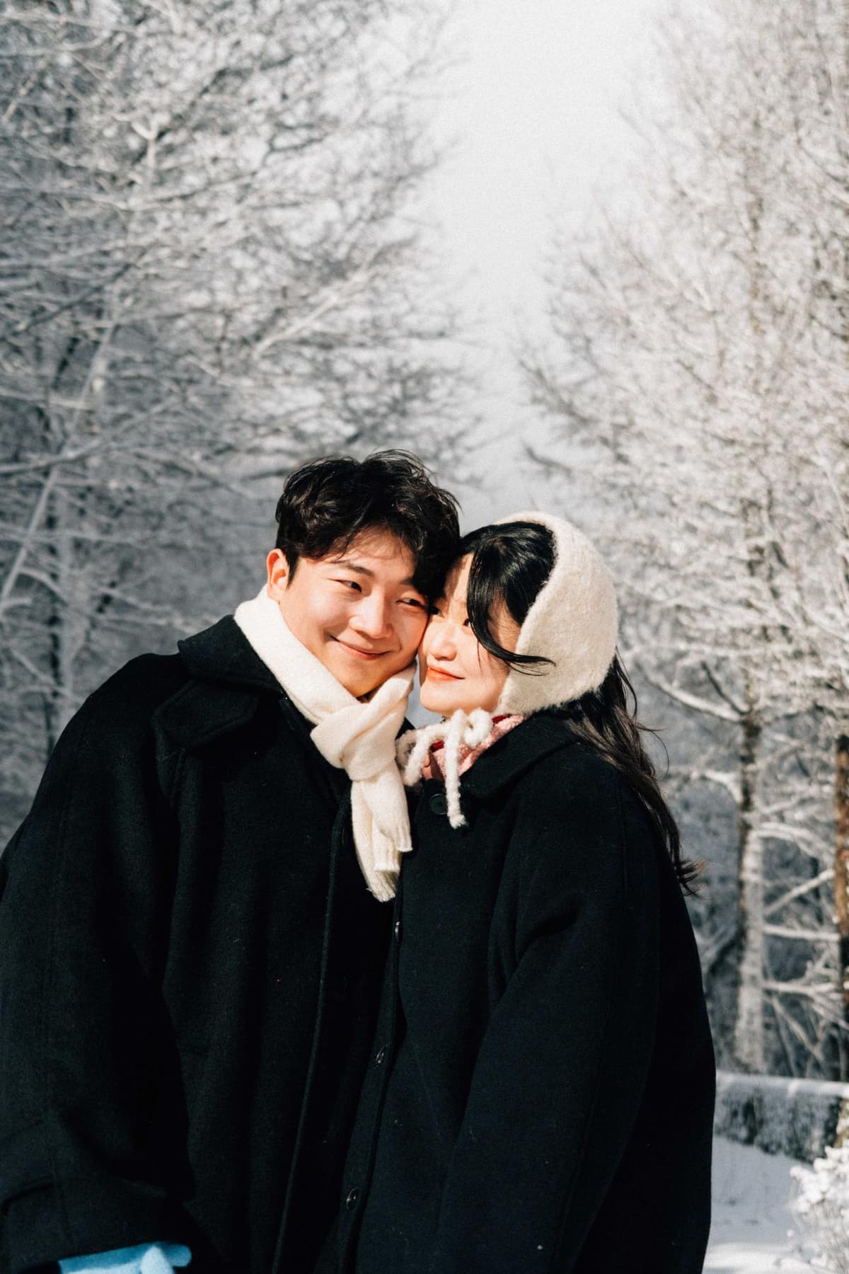 겨울 의상과 빨간 부케로 완성한 색감 2