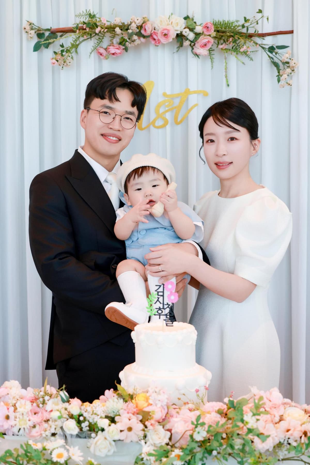 룸 안과 포토존, 야외까지 이어 간 장면 구성