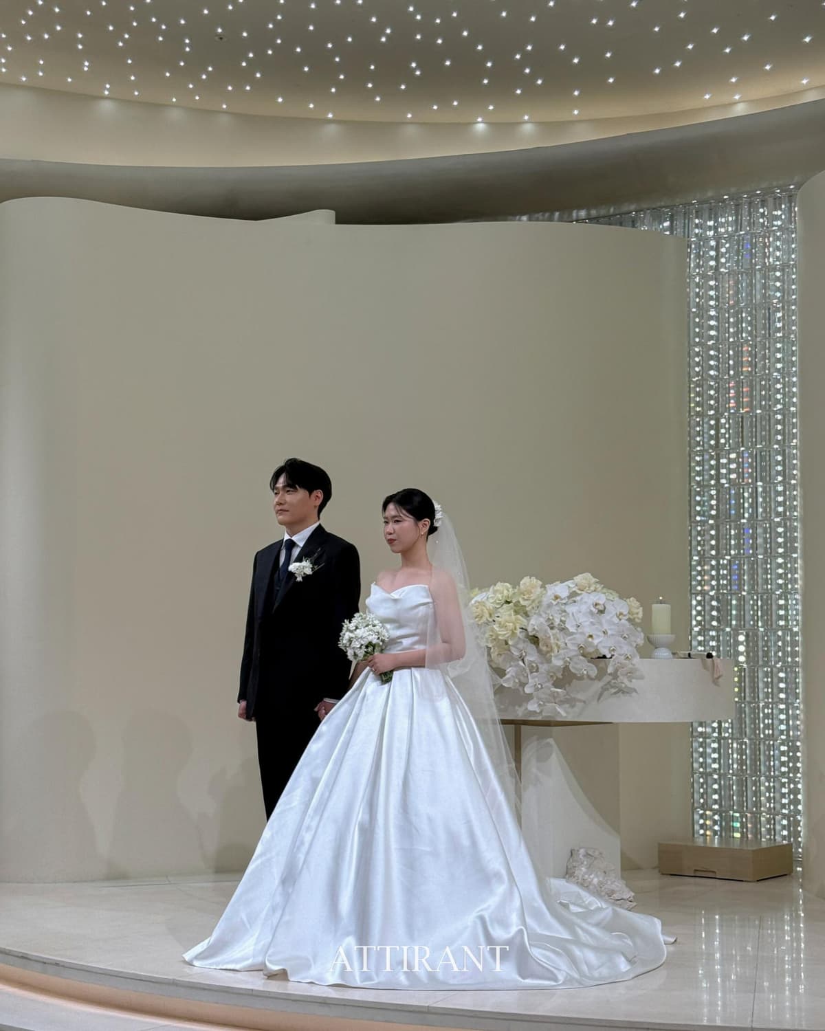 본식에서는 채플홀의 따뜻함을 중심으로 2